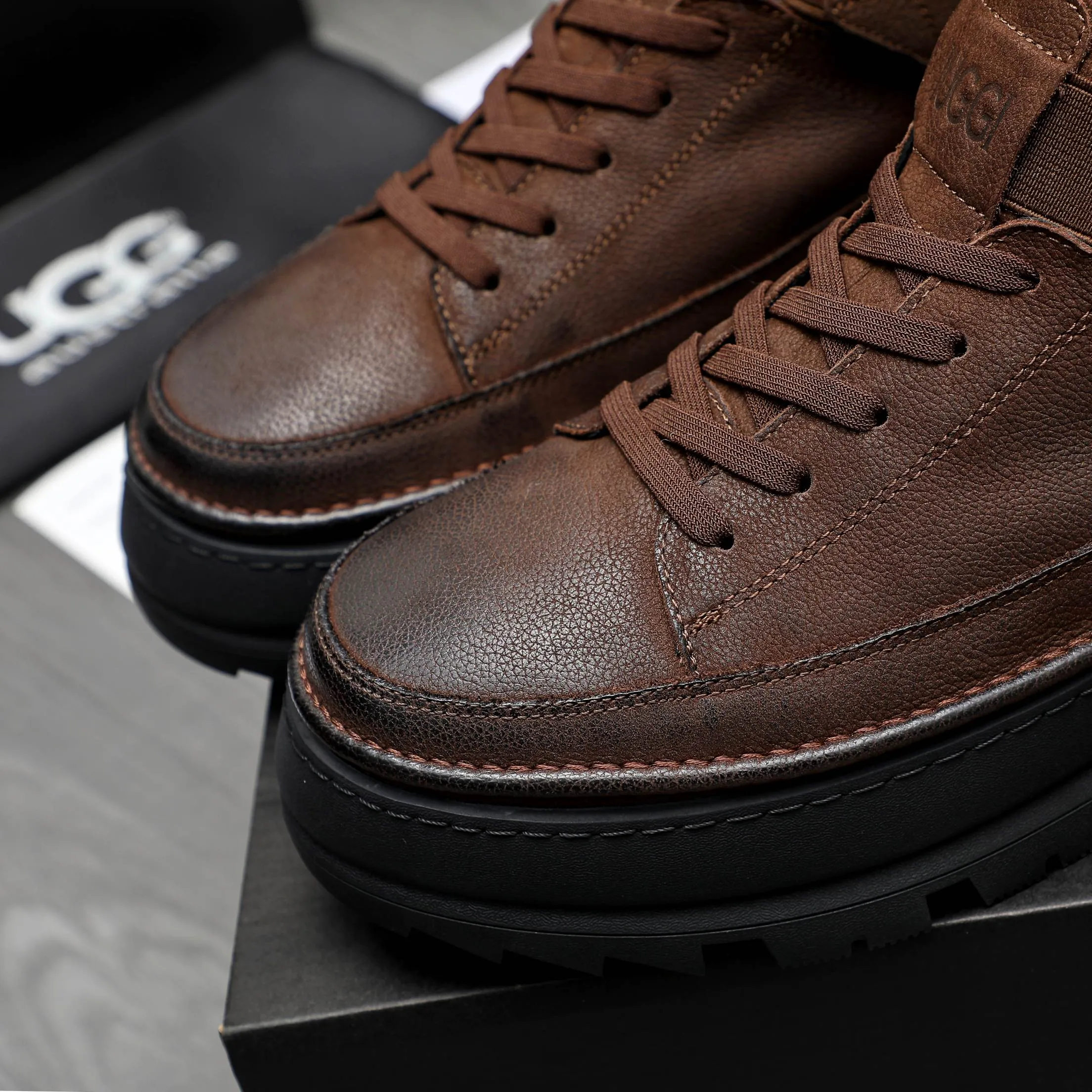 P620 Product trademark: "UGG" Gaobang men's shoes Regular size: 39-44 Product materials: Selected first-layer cowhide upper, wool lining, original outsole